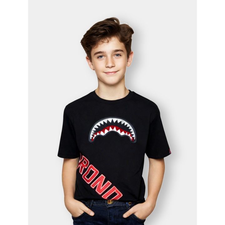 Ragazzo con la t-shirt Sprayground nera con squalo e scritta rossa