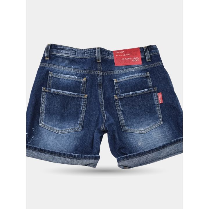 Dettaglio della patch rossa Patriot Denim Couture sul retro dei bermuda