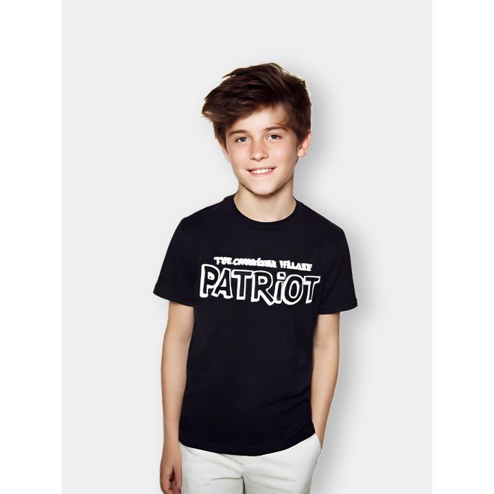 T-shirt Patriot nera indossata da un ragazzo con scritta The Canadian Village