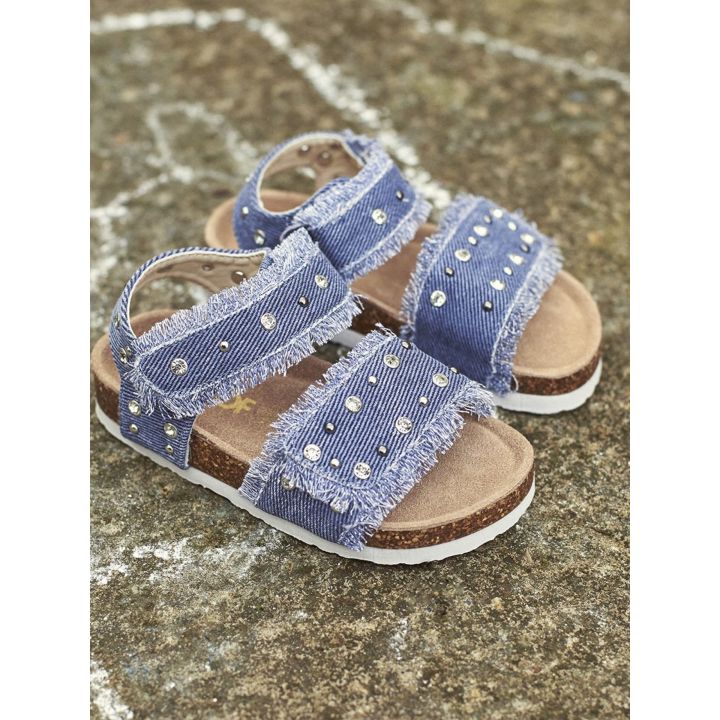 Coppia di sandali in jeans blu Colors of California dall'alto, a terra con disegni di gesso