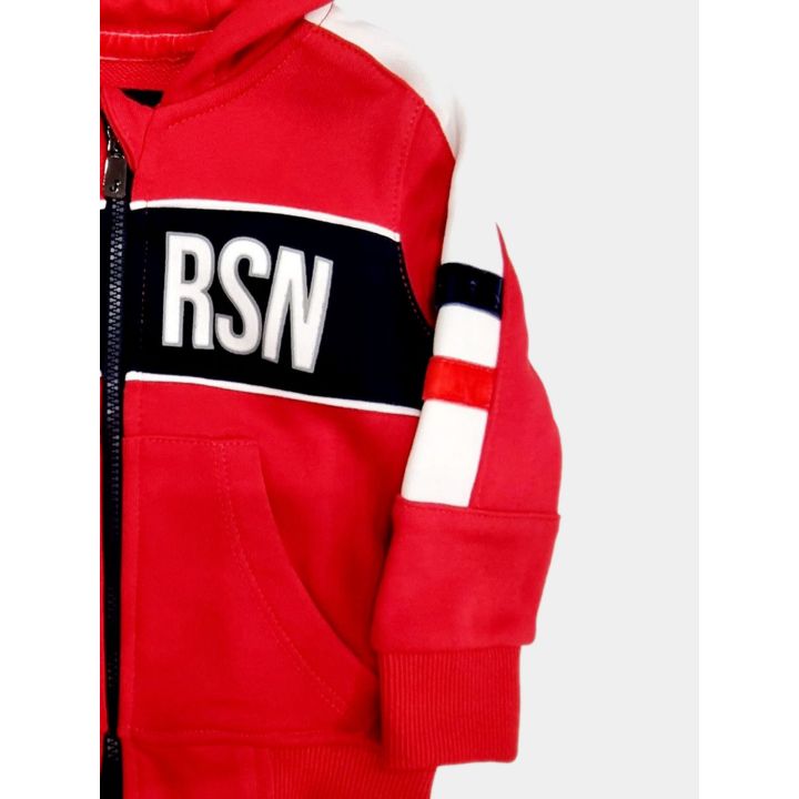 Scritta RSN e manica a righe bianche, blu e rosse della felpa Jeckerson