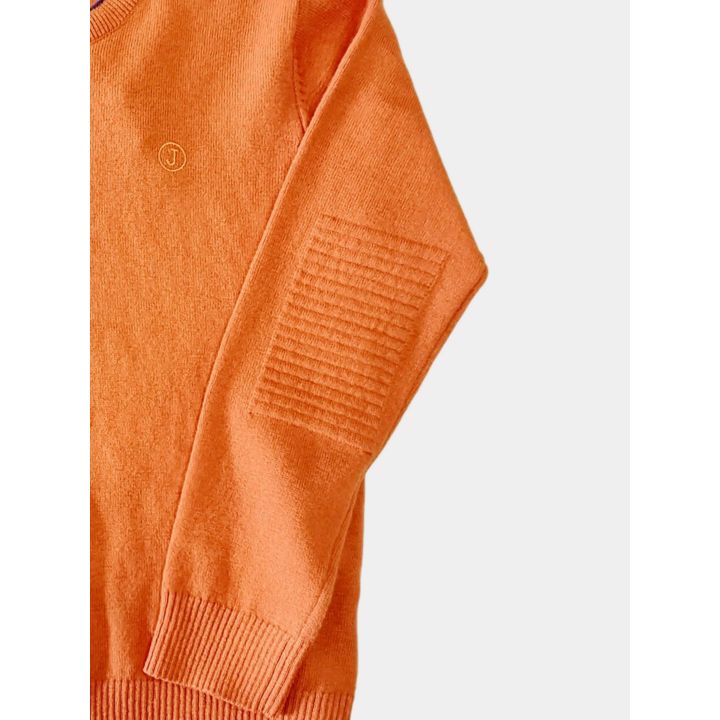 Manica della maglia arancione con toppa sul gomito e logo J