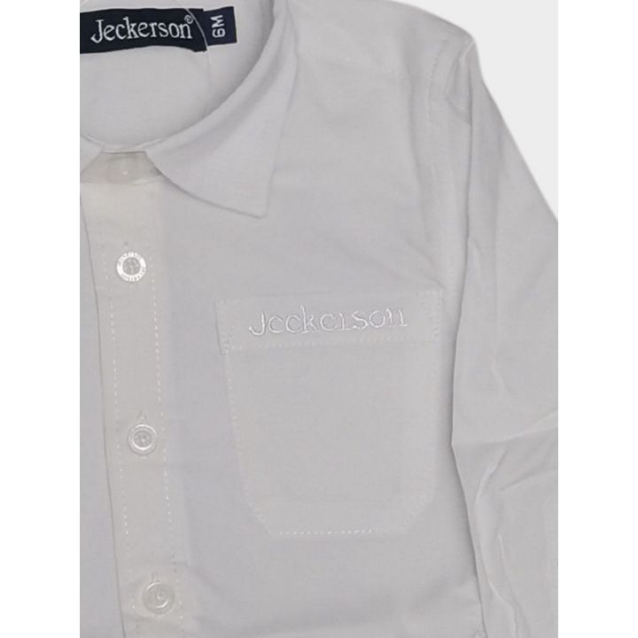 Dettaglio della scritta Jeckerson ricamata sul taschino della camicia da neonato