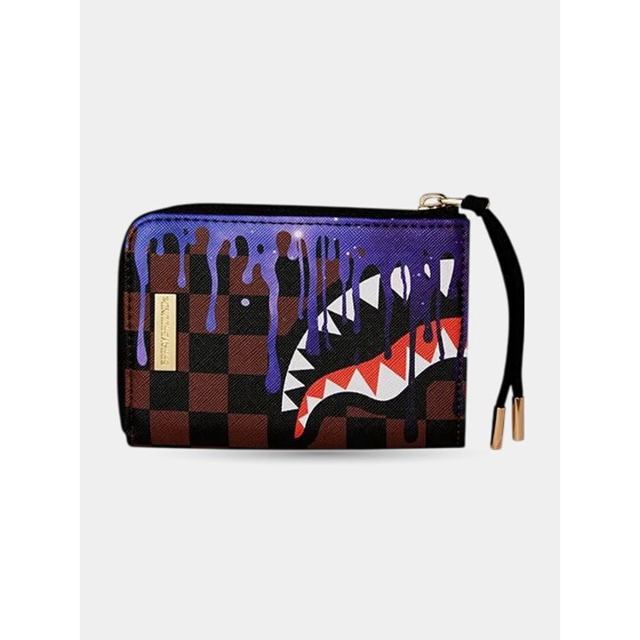 Portafoglio Sprayground Lost in Space vista frontale con galassia e squalo