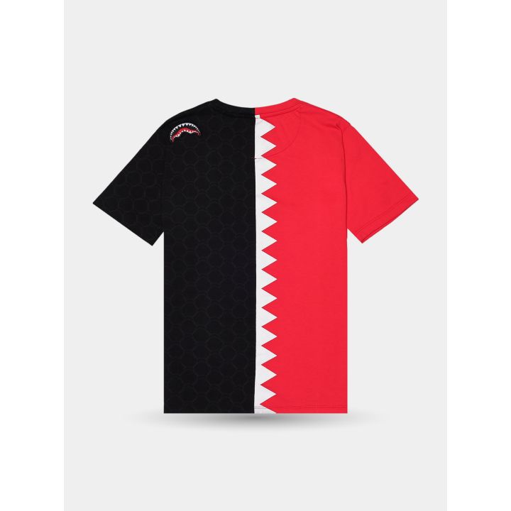 Retro della t-shirt con i colori invertiti e piccolo squalo sulla spalla