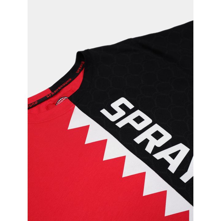 Dettaglio dei denti di squalo bianchi e della scritta Sprayground sul nero