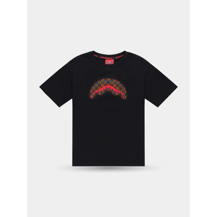 T-shirt Sprayground nera vista frontale con squalo a scacchi marroni