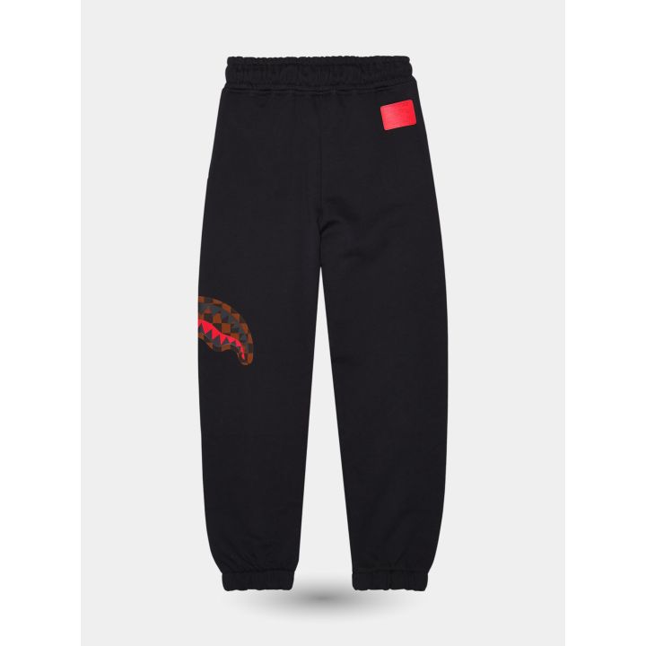 Retro del pantalone tuta nero con toppa rossa e squalo sul fianco
