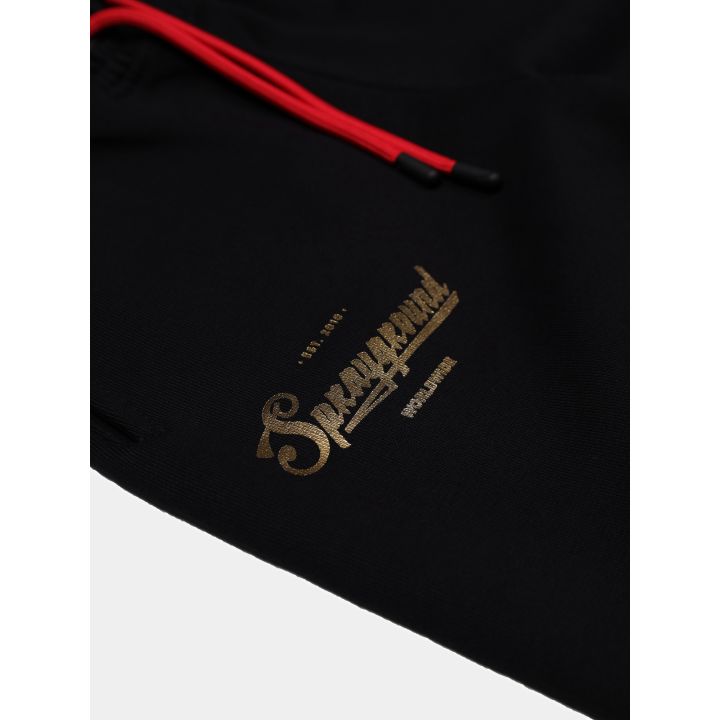 Dettaglio del logo Sprayground color oro e della coulisse rossa