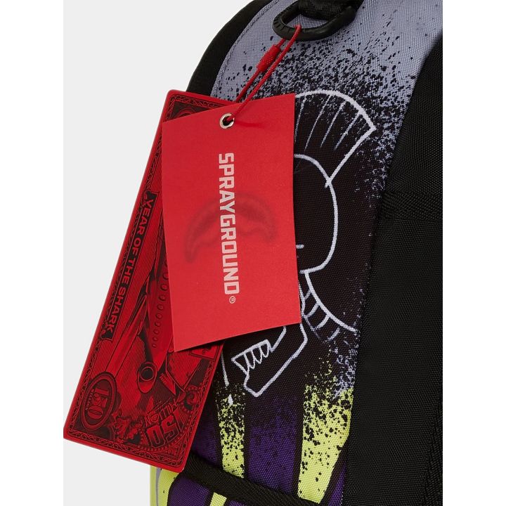 Dettaglio del cartellino rosso Sprayground e del teschio punk sul fianco