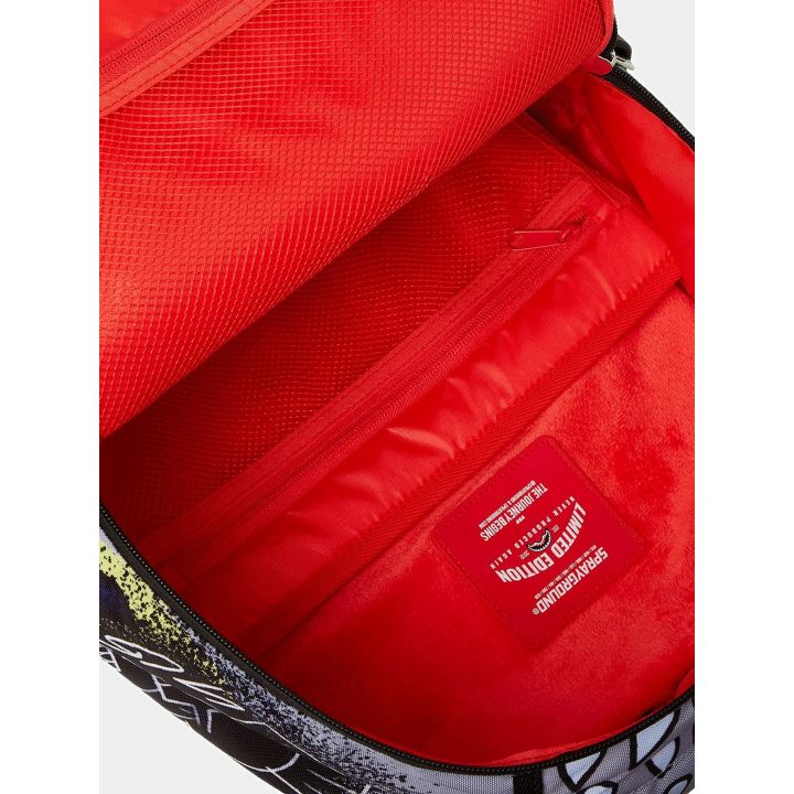 Interno dello zaino Silver Punk con fodera rossa ed etichetta Sprayground