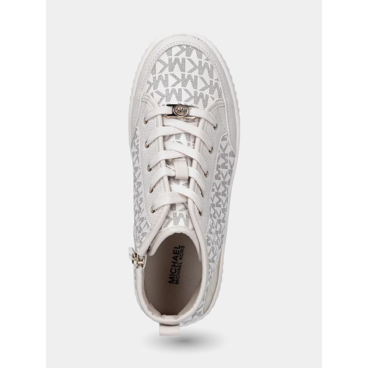 Sneakers alte bianche viste dall'alto con lacci e placchetta MK