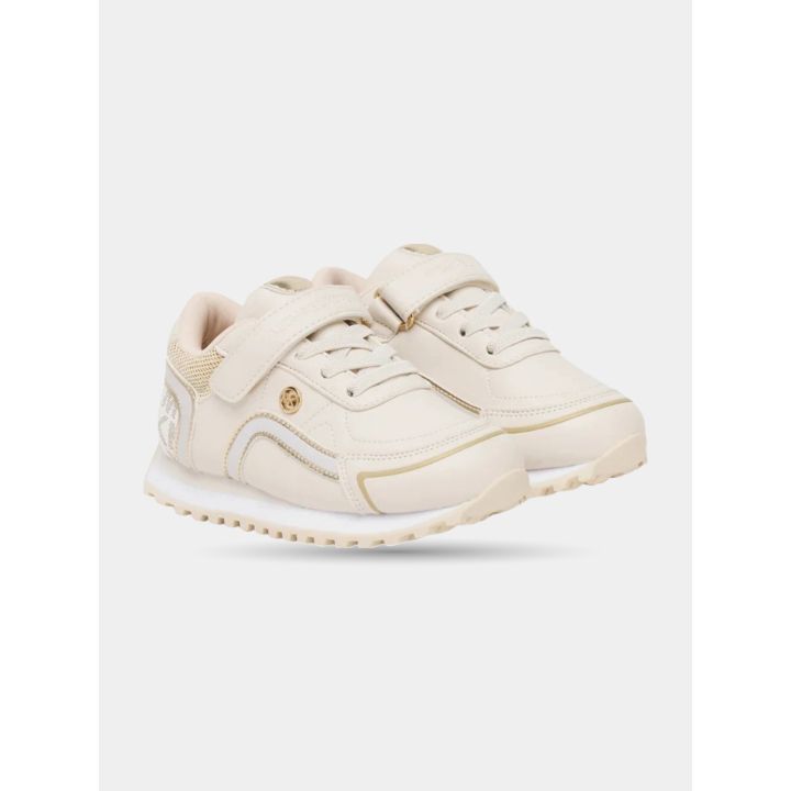 Sneakers Michael Kors bianche vista di tre quarti con bottone MK dorato