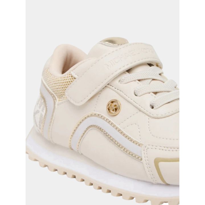 Dettaglio dello strappo con scritta Michael Kors e dei profili oro