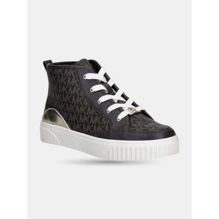 Sneakers alte marroni a monogramma MK vista di tre quarti con lacci bianchi