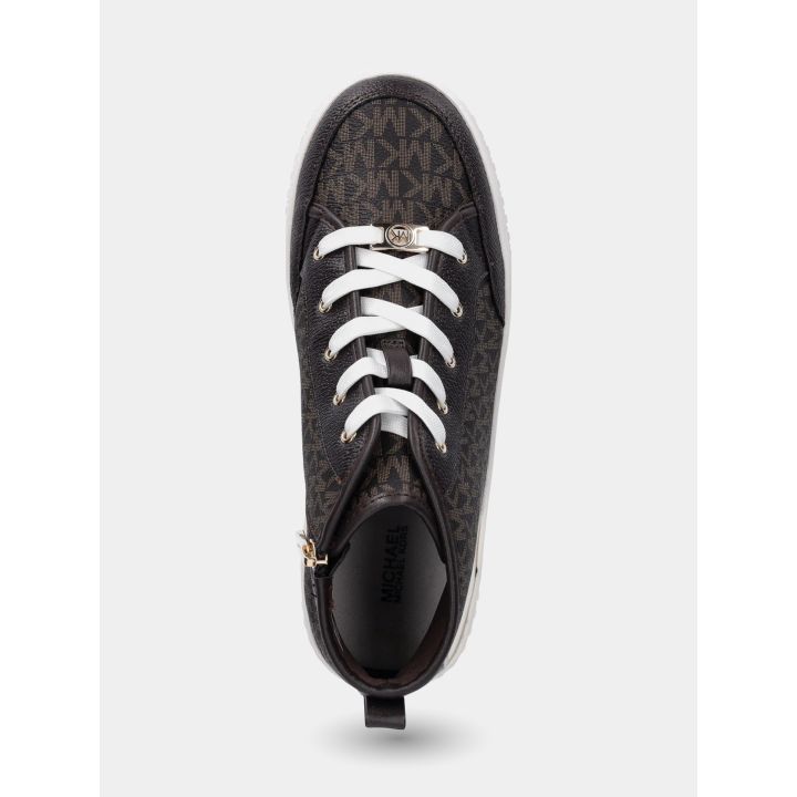 Sneakers alte marroni viste dall'alto con placchetta MK sui lacci