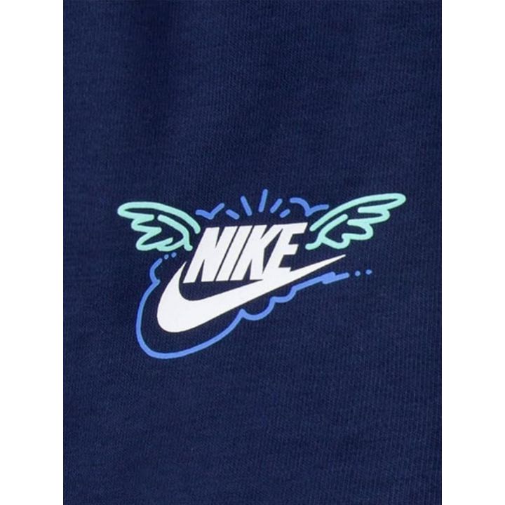 Dettaglio del logo Nike con le ali sul pantalone blu navy