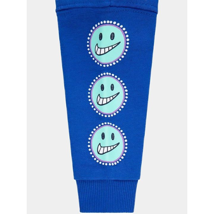 Dettaglio della manica blu con tre faccine sorridenti color menta