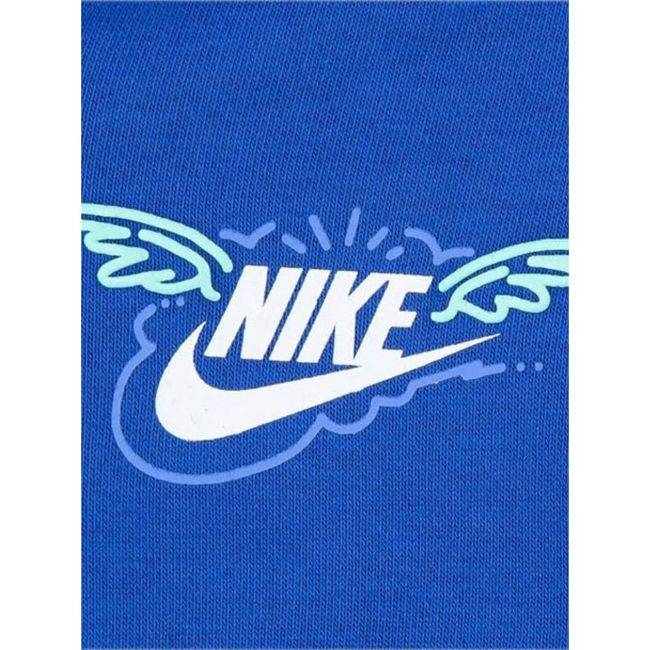 Dettaglio del logo Nike con le ali sul petto della felpa blu