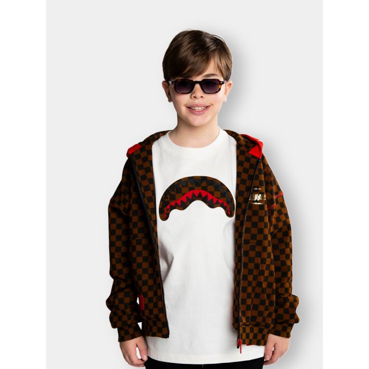 Bambino con la t-shirt bianca sotto la felpa a scacchi marroni con zip