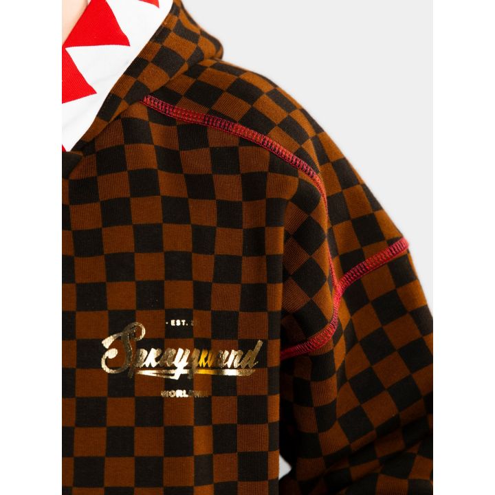 Dettaglio del logo Sprayground oro e delle cuciture rosse sulla spalla