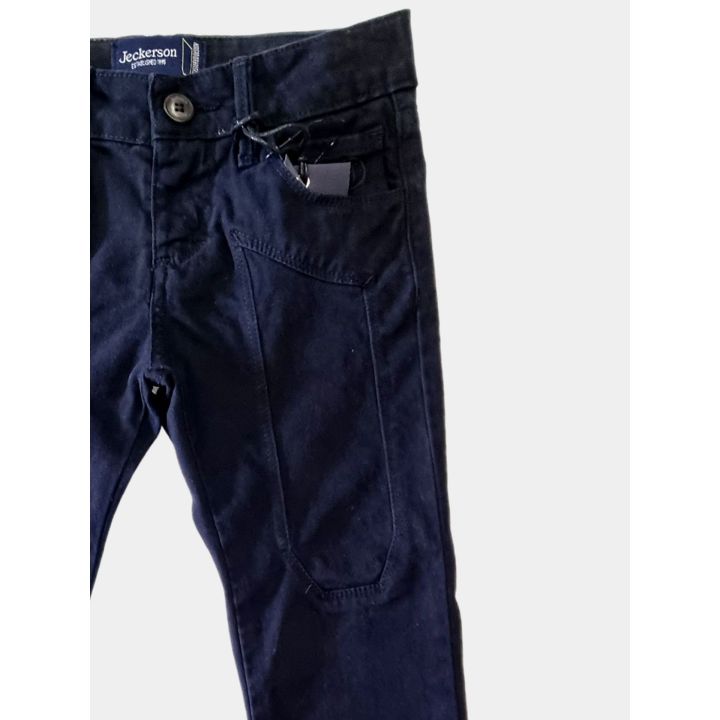 Etichetta Jeckerson in vita e bottone dei pantaloni blu scuro