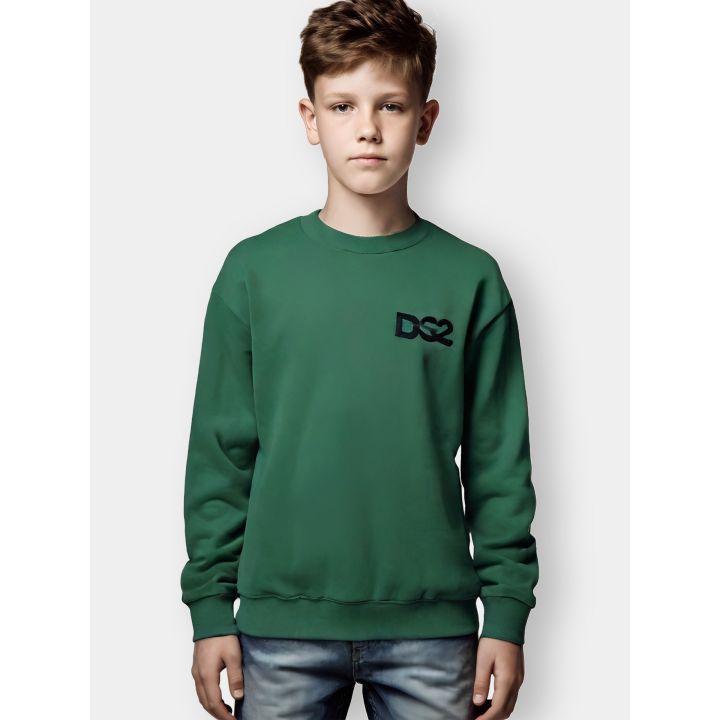 Felpa DS2 verde indossata da un ragazzo con piccolo logo nero sul petto