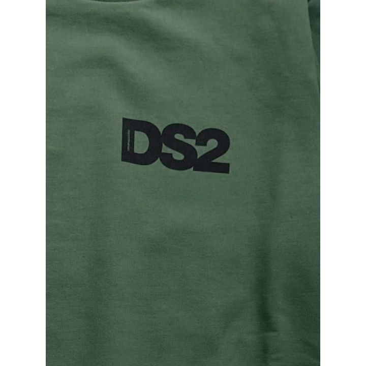 Dettaglio del logo DS2 nero stampato sulla felpa verde