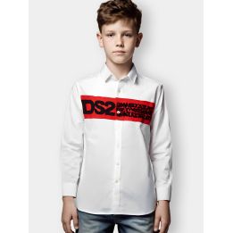 Camicia DS2 bianca indossata da un ragazzo con banda rossa sul petto