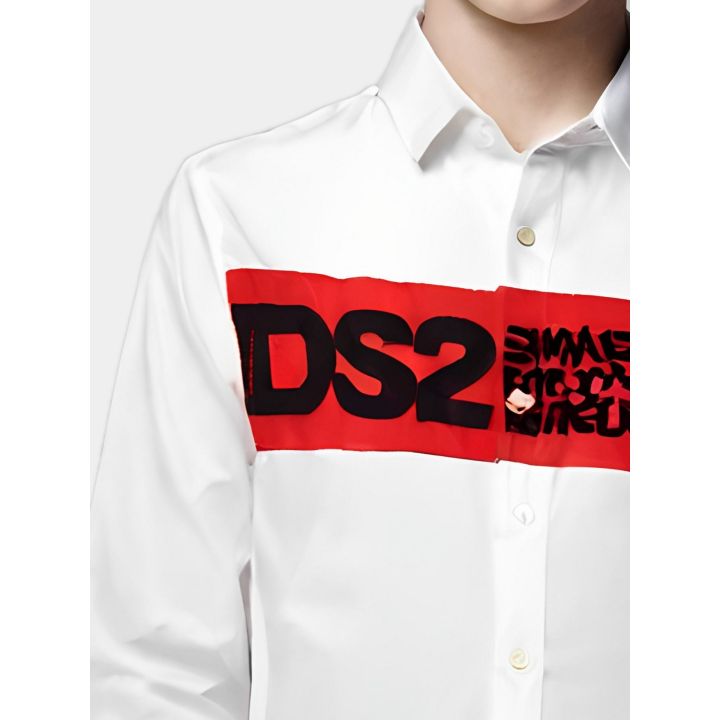 Dettaglio della banda rossa con logo DS2 nero sulla camicia bianca