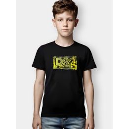 T-shirt DS2 nera indossata da un ragazzo con logo giallo sul petto