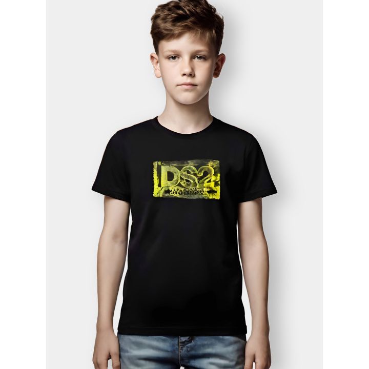 T-shirt DS2 nera indossata da un ragazzo con logo giallo sul petto