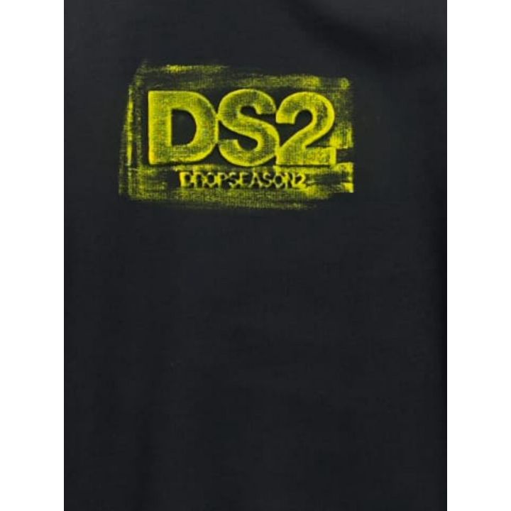 Dettaglio del logo DS2 giallo in rilievo sul petto della felpa nera