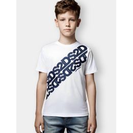 T-shirt DS2 bianca indossata da un ragazzo con loghi in diagonale sul petto