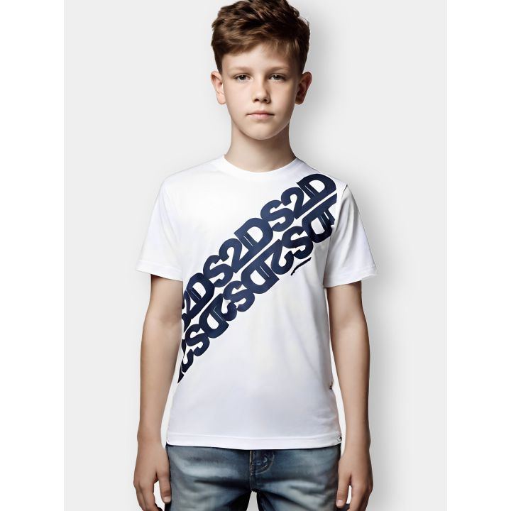 T-shirt DS2 bianca indossata da un ragazzo con loghi in diagonale sul petto