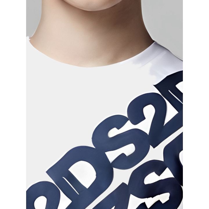 Dettaglio dei loghi DS2 gommati in rilievo sulla t-shirt bianca