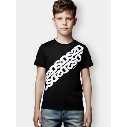 T-shirt DS2 nera indossata da un ragazzo con loghi bianchi in diagonale
