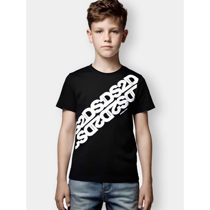 T-shirt DS2 nera indossata da un ragazzo con loghi bianchi in diagonale