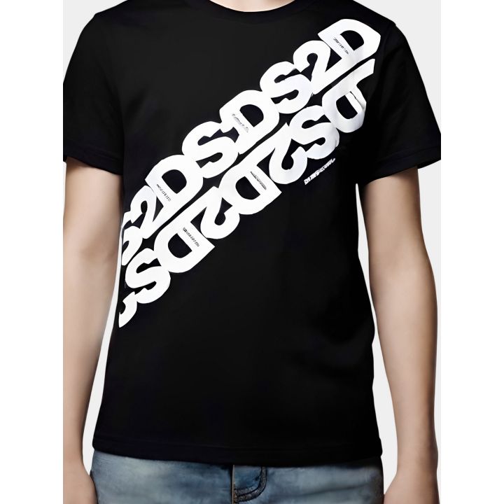Dettaglio della fascia di loghi DS2 bianchi sul petto della t-shirt nera