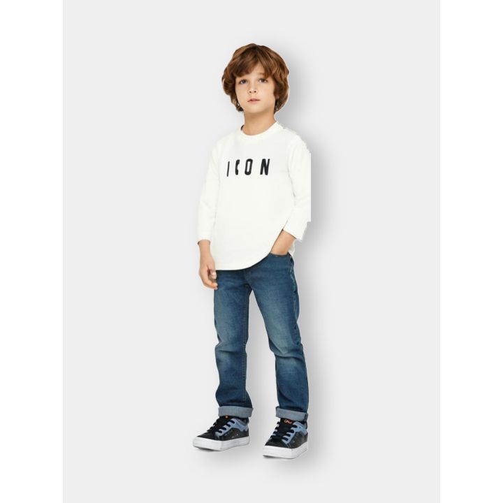 T-shirt ICON a manica lunga indossata da un bambino con jeans