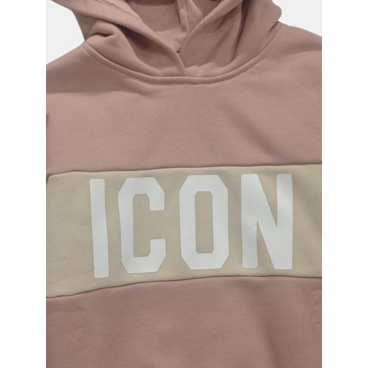 Dettaglio della fascia beige con logo ICON bianco sulla felpa rosa