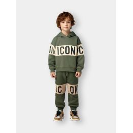 Tuta ICON verde muschio da bambino indossata, con cappuccio e fascia logata