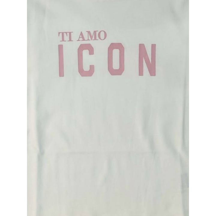 Dettaglio della scritta Ti Amo ICON rosa sulla maglia panna
