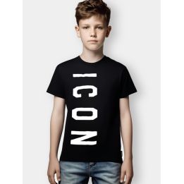 T-shirt ICON nera indossata da un ragazzo con maxi logo verticale bianco