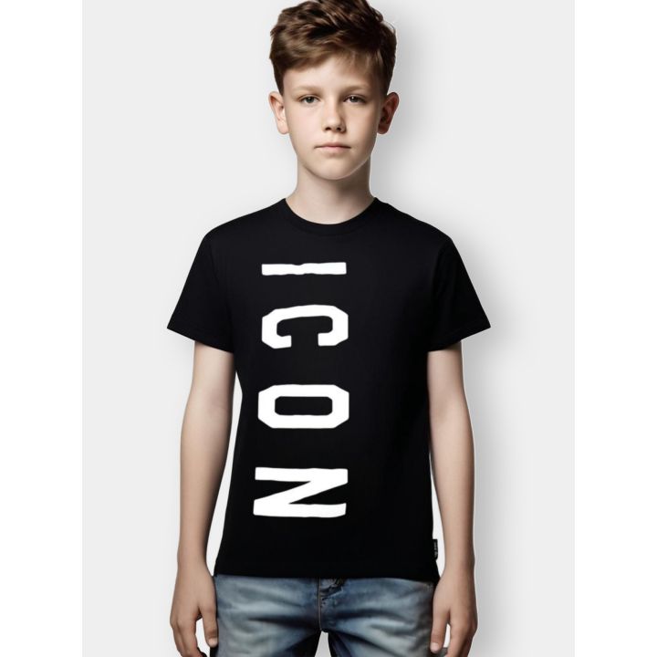 T-shirt ICON nera indossata da un ragazzo con maxi logo verticale bianco