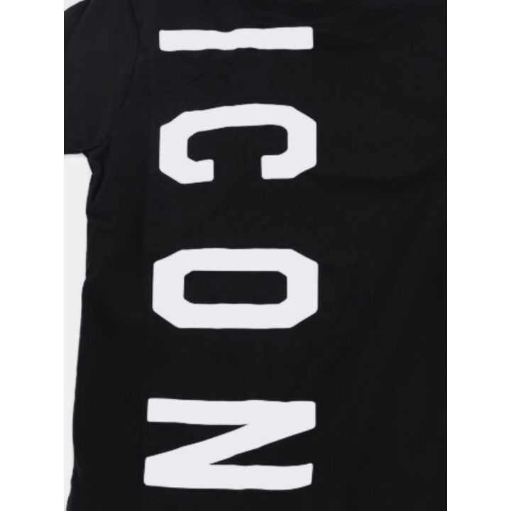 Dettaglio del logo ICON bianco in verticale sulla t-shirt nera