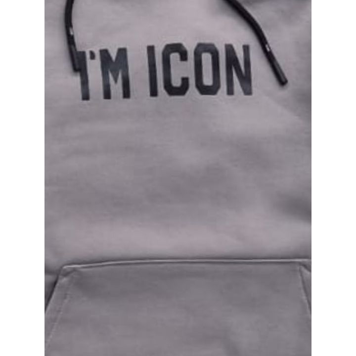 Dettaglio della scritta I'M ICON nera sul petto della felpa grigia