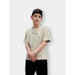 T-shirt ICON avorio indossata da un ragazzo con bande sulle spalle