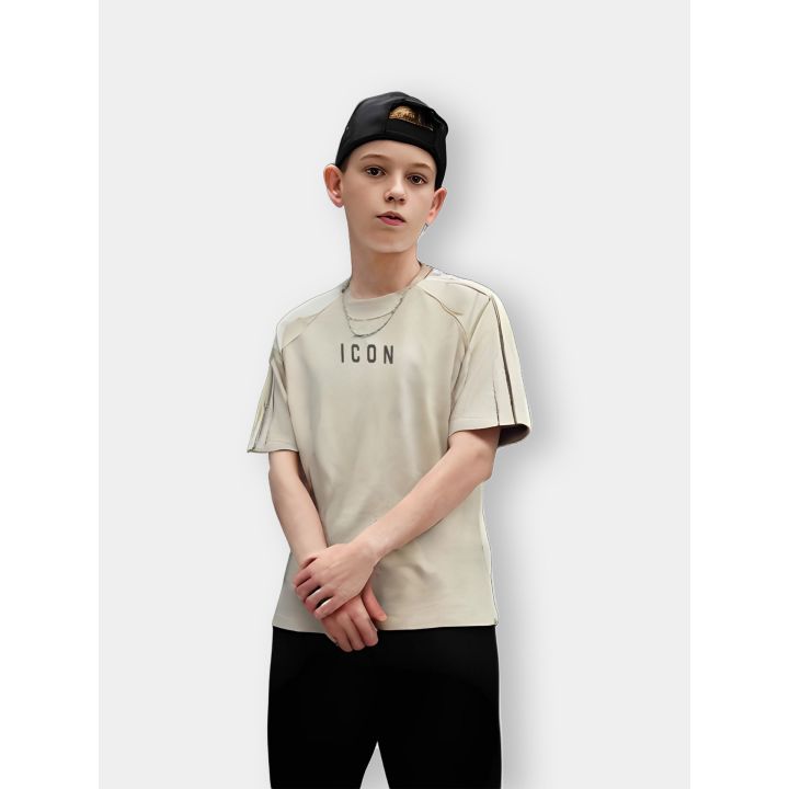 T-shirt ICON avorio indossata da un ragazzo con bande sulle spalle