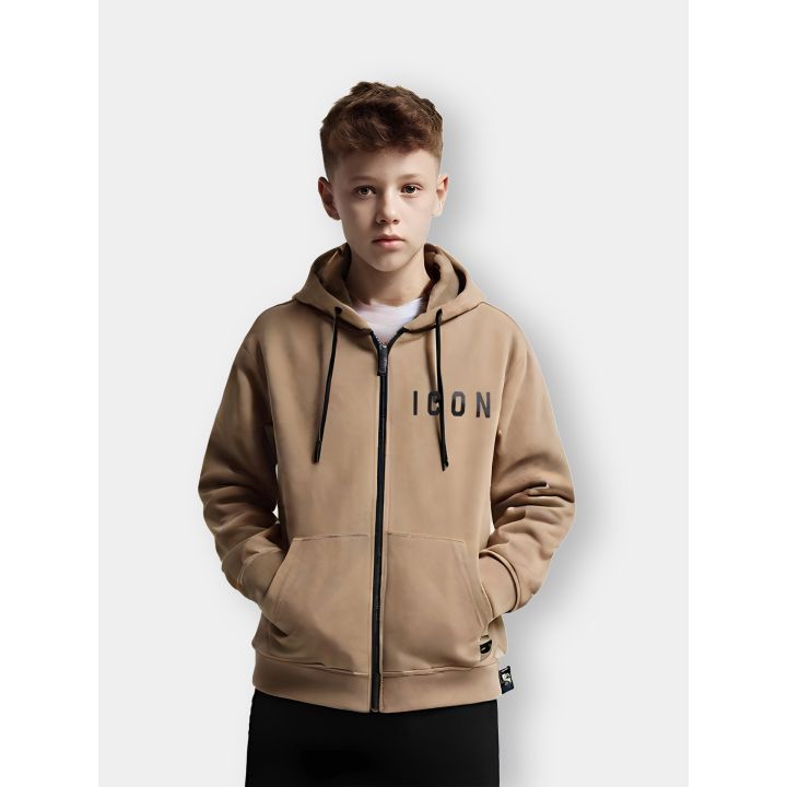 Felpa ICON marrone tabacco con zip e cappuccio indossata da un ragazzo